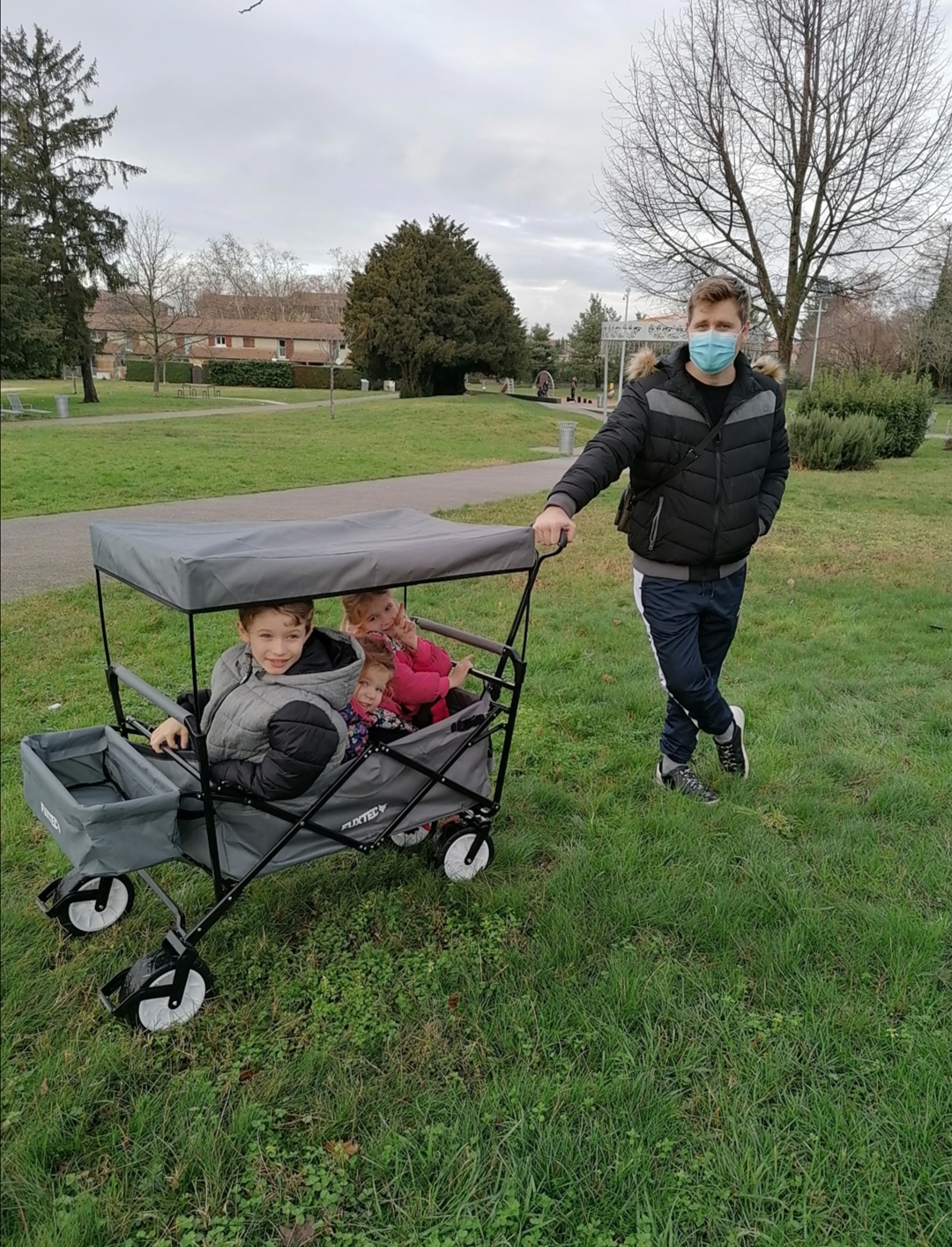 Chariot de transport pliable pour enfants de Fuxtec – Papa, Maman & Co